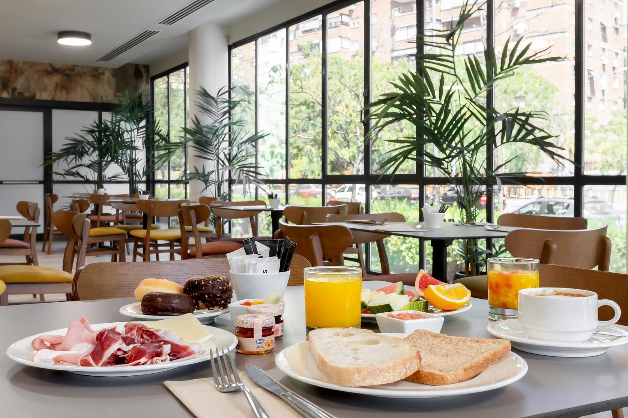 Rafaelhoteles Piramides Hotel Madri